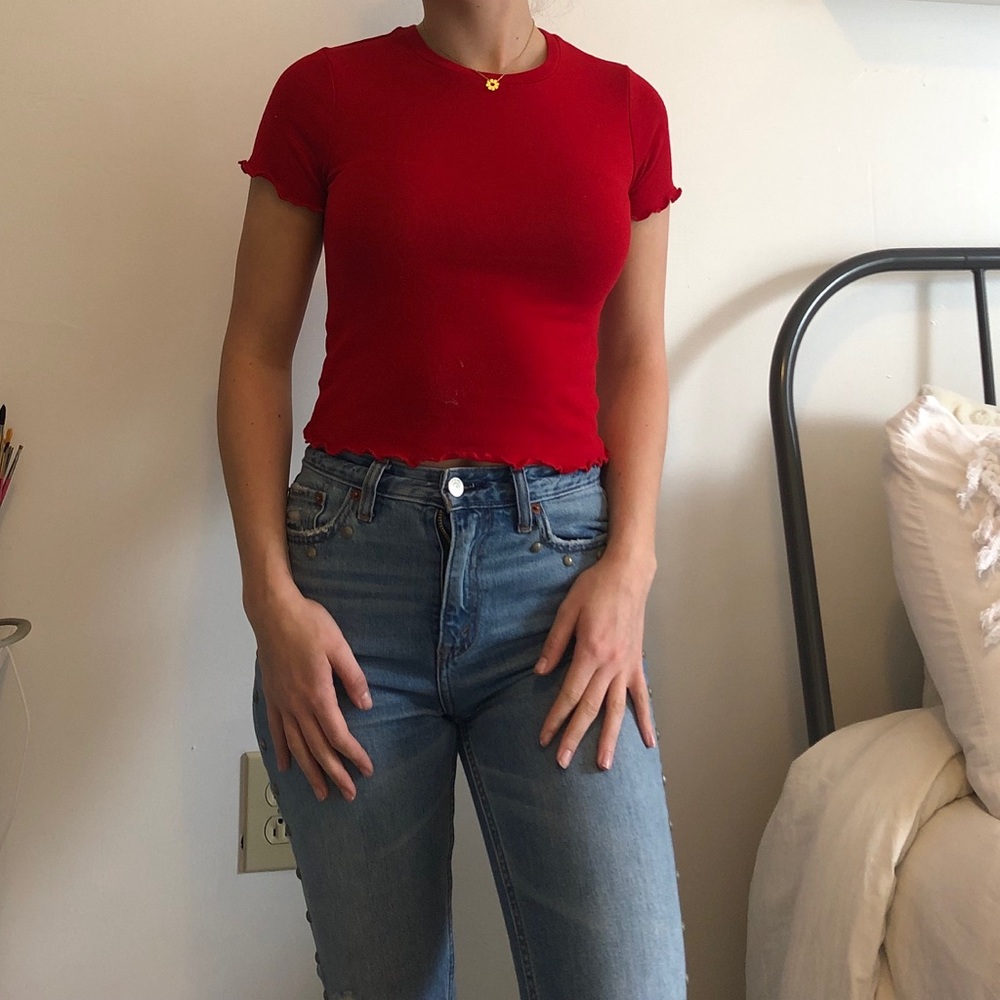 Red crop tee with lettuce edge